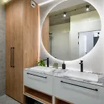 Fancy 2bdr Golden Dots In Centre Apartment