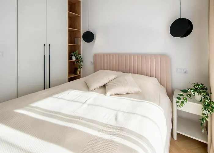 Fancy 2bdr Golden Dots In Centre * كراكوفيا