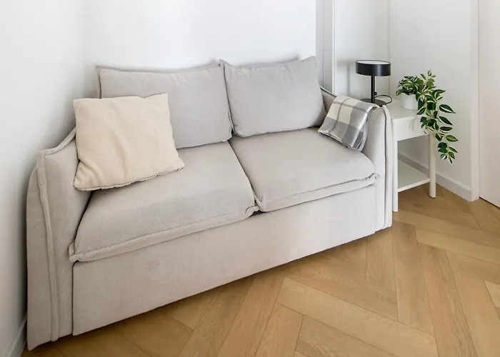 Fancy 2bdr Golden Dots In Centre كراكوفيا